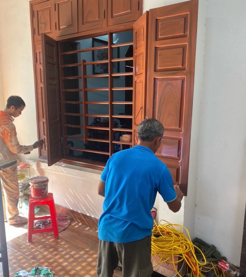 Sơn mới cửa gỗ